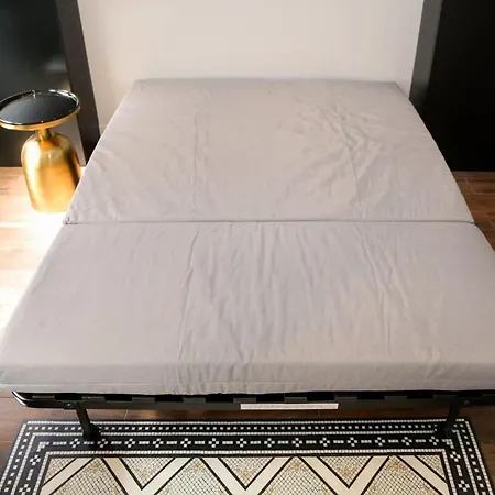 Proche Des Celebres Puces De 4p Apartament