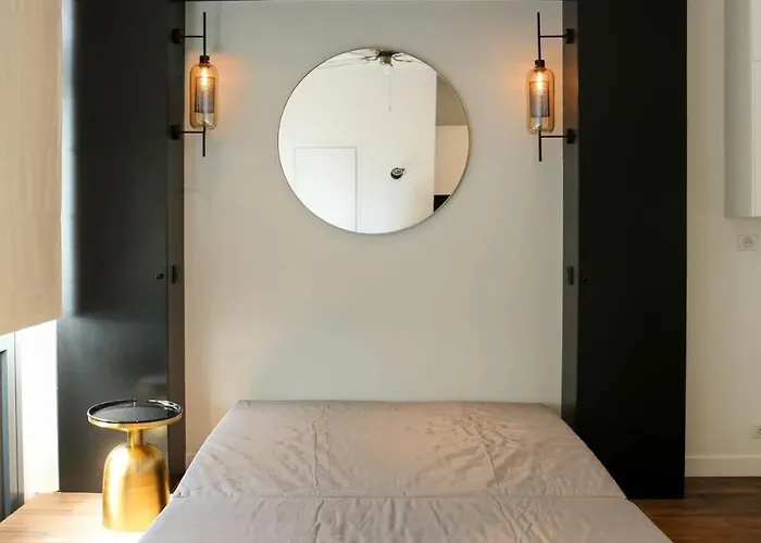 Proche Des Celebres Puces De 4p * Paris